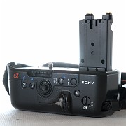 gerafoto.hu_5151111004825 Eladó Sony Alpha felszerelés - Eredeti SONY VG90 portré markolat Sony Alpha A900 és A850 vázakhoz. A szíj nem tartozék. A 2db akkumulátor tartozék.